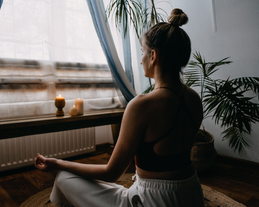 mulher branca meditando