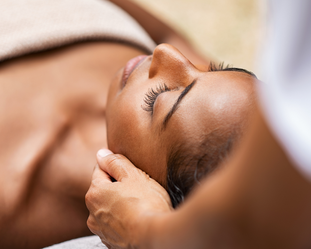 Fonte: Canva uma mulher negra recebendo uma massagem
